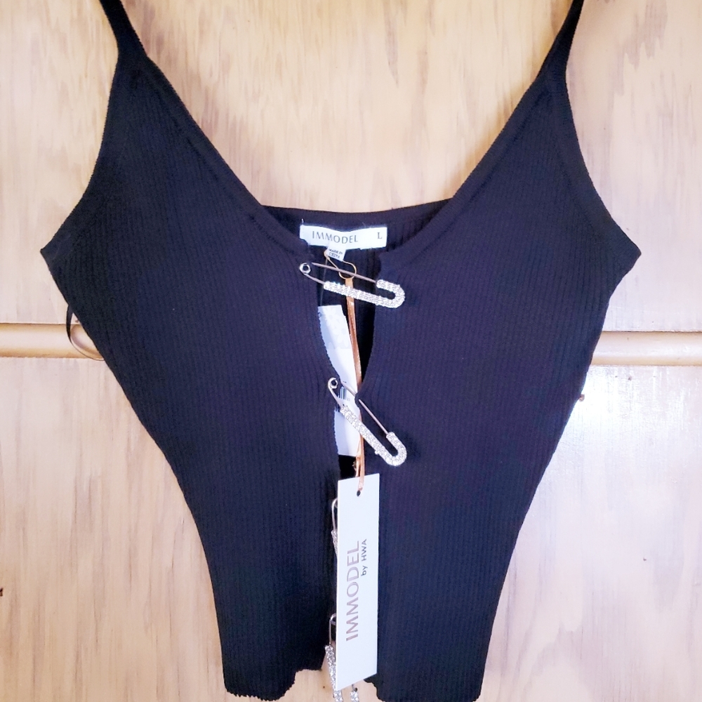 💋Sexy Style Ladies Black Tank w/accented Pins